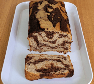 pão de banana vegano com camadas de chocolate sem glúten