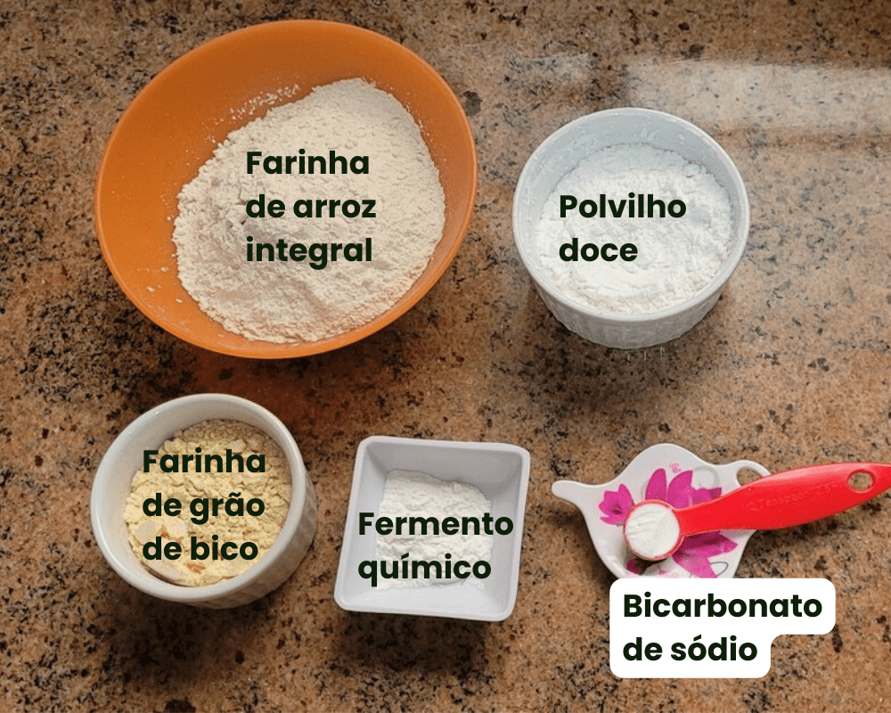 ingredientes secos da receita do pão de banana vegano sem glúten com camadas de chocolate