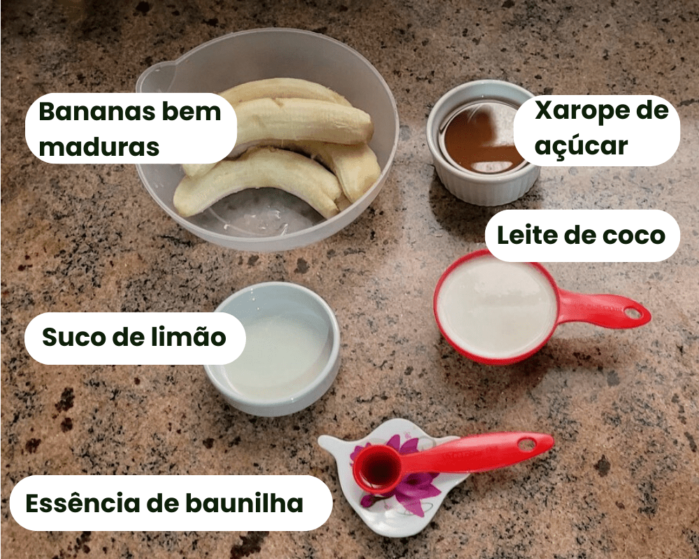 ingredientes úmidos da receita do pão de banana vegano sem glúten com camadas de chocolate