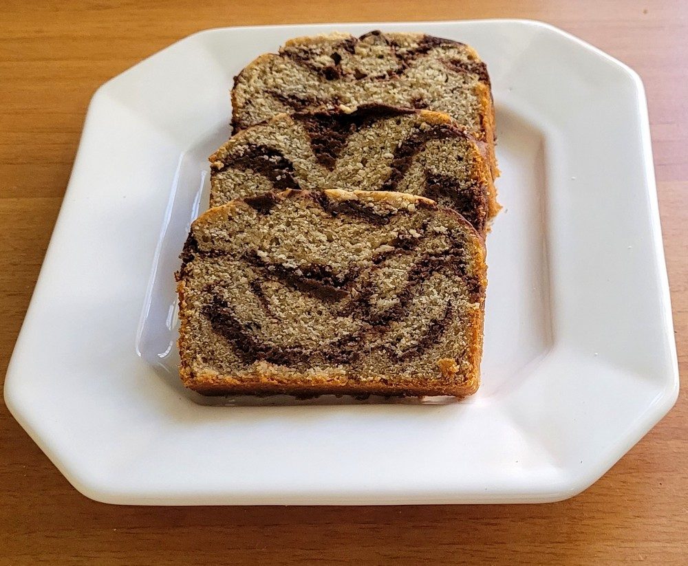 pão de banana vegano sem glúten com camadas de chocolate