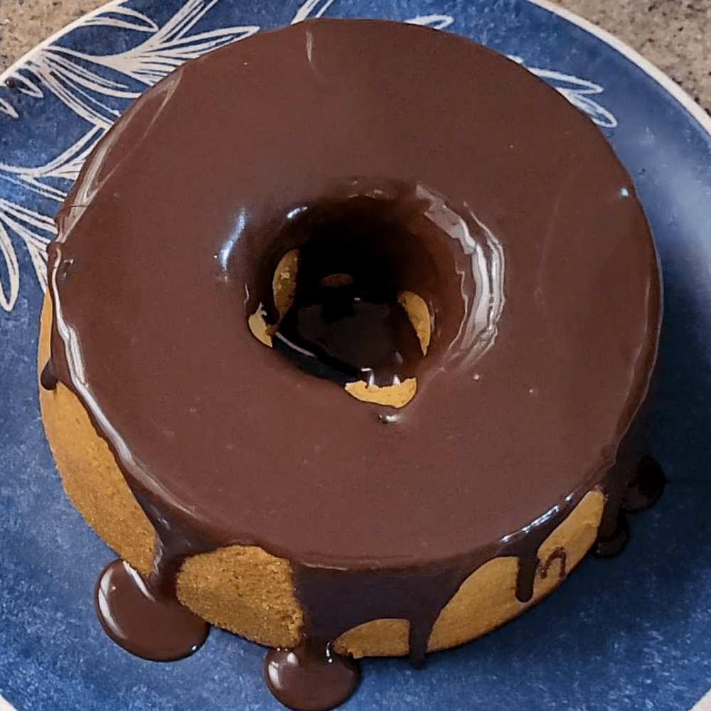 Receita de bolo vegano de cenoura sem glúten com calda de chocolate