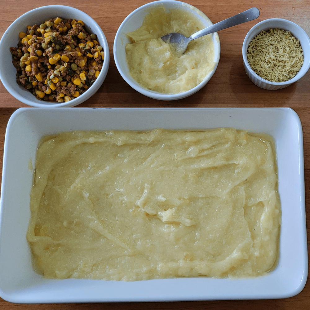 Monatagem do escondidinho de mandioca vegano