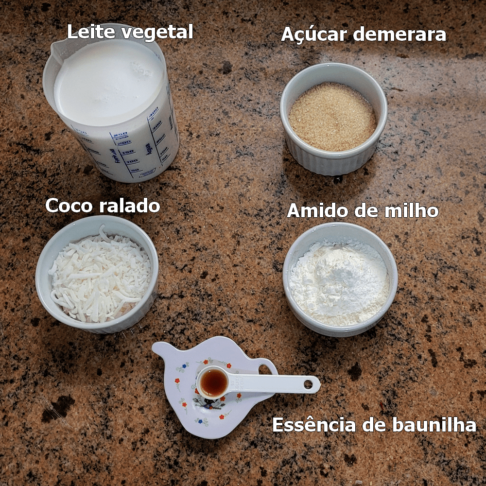 manjar de coco vegano com calda de ameixa