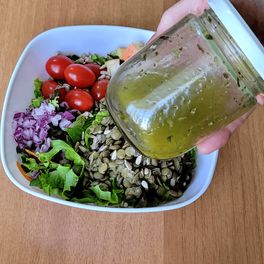 salada nutritiva e refrescante com molho vinagrete emulsionado