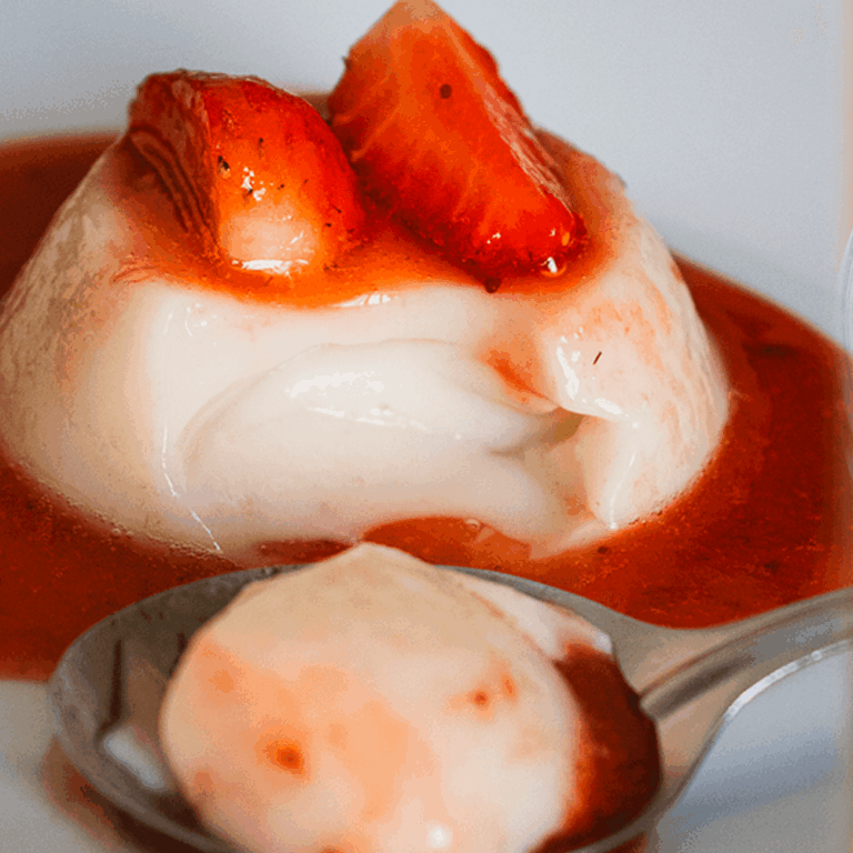 panna cotta vegana com calda de morango
